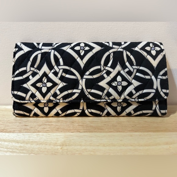 VERA BRADLEY TRIFOLD BLACK WHITE GREY RETIRED CONCERTO QUILTED WALLET - Picture 2 of 11